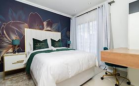 Luxury Sandown Sandton Suites With Balcony View